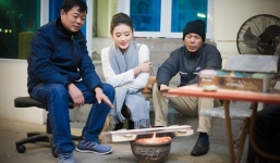 Á hậu Huyền My co ro trong giá rét làm từ thiện